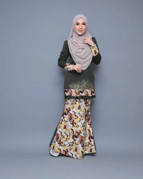 Yeşil Çiçek Desenli Uzun Elbise (Demo Ürün) – temsili moda fotoğrafı