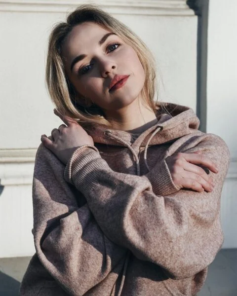 Kapüşonlu Günlük Sweatshirt (Demo Ürün) – temsili moda fotoğrafı