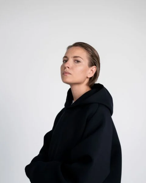 Siyah Oversize Hoodie (Demo Ürün) – temsili moda fotoğrafı