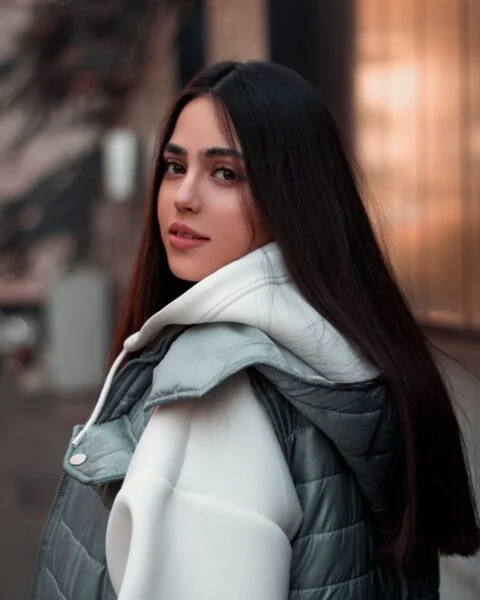 Kapüşonlu Şişme Yelek (Demo Ürün) – temsili moda fotoğrafı